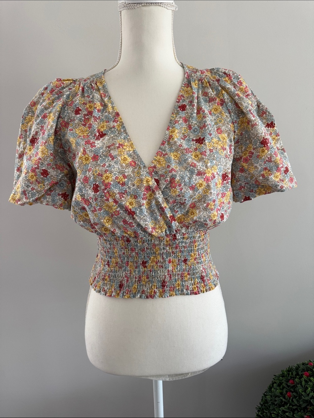 Ellison Floral Smocked Puff Sleeve Crop Top Yellow & Red Flowers Sz M